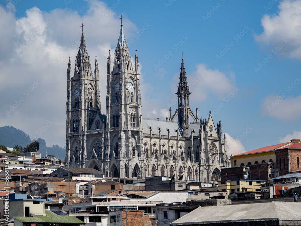 Centro historico de Quito, con la Basilica del Voto Nacional al fondo. Ecuador.