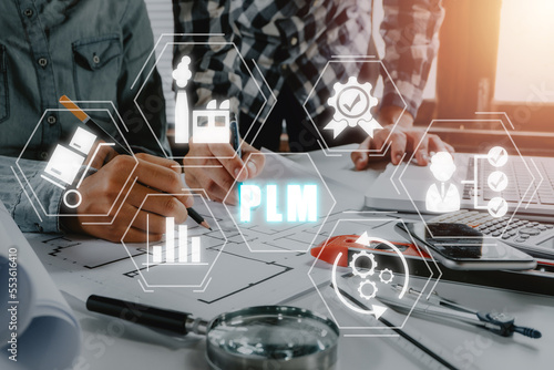 Cuadro en lienzo PLM - In industry, product lifecycle management concept, Construction team worker working in office with PLM icon on virtual screen, program development, Technology, Internet and network