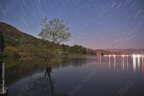湖と星空