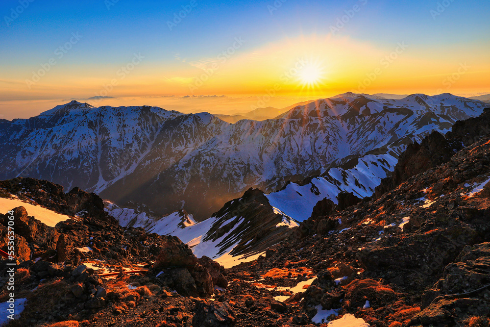 Obraz premium 槍ヶ岳から眺めた夕焼けの北アルプスの稜線