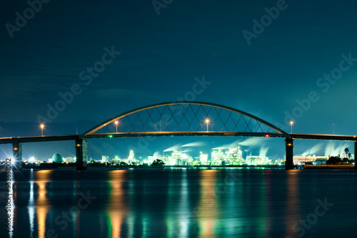 アーチ橋と工場夜景（横）