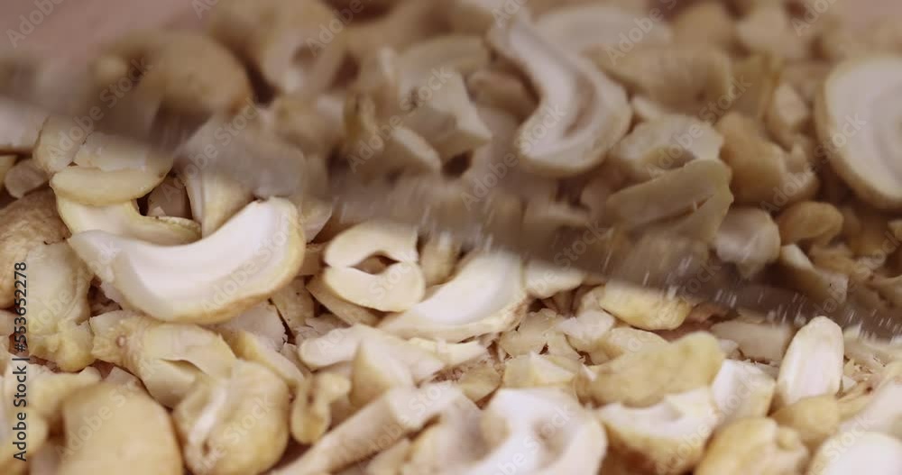 Cut large and hard cashew nuts into pieces and crumbs, peeled cashew nuts during grinding Cut large and hard cashew nuts into pieces and crumbs, peeled cashew nuts during grinding