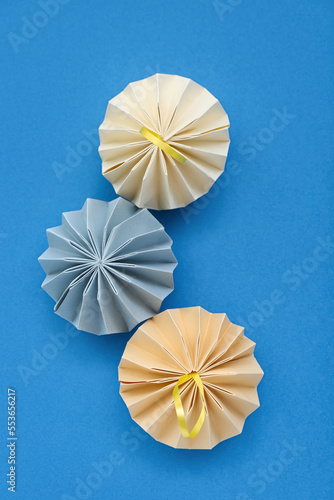 Paper Christmas balls on bl...