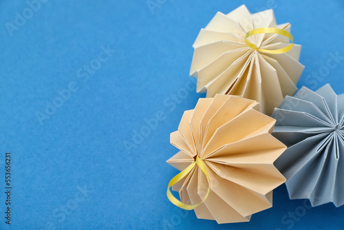 Paper Christmas balls on bl...