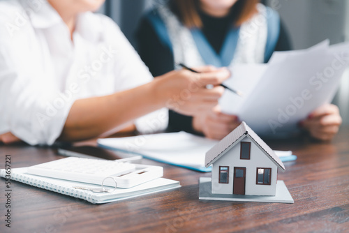 Billede på lærred Real estate agents offer contracts to purchase or rent residential