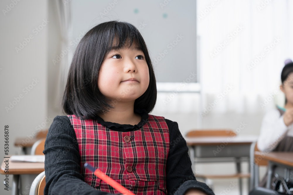 教室で授業をうける日本人小学生の女の子 教室で授業をうける日本人小学生の女の子