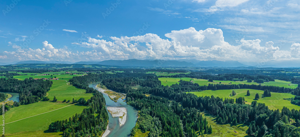 Obraz premium Gewitterstimmung über dem bayerischen Alpenrand an der Litzauer Lech-Schleife