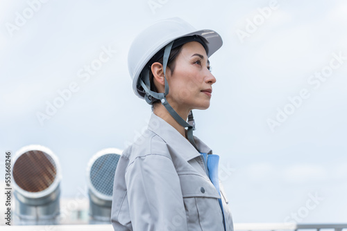 ヘルメットを被った日本人女性 © ponta1414