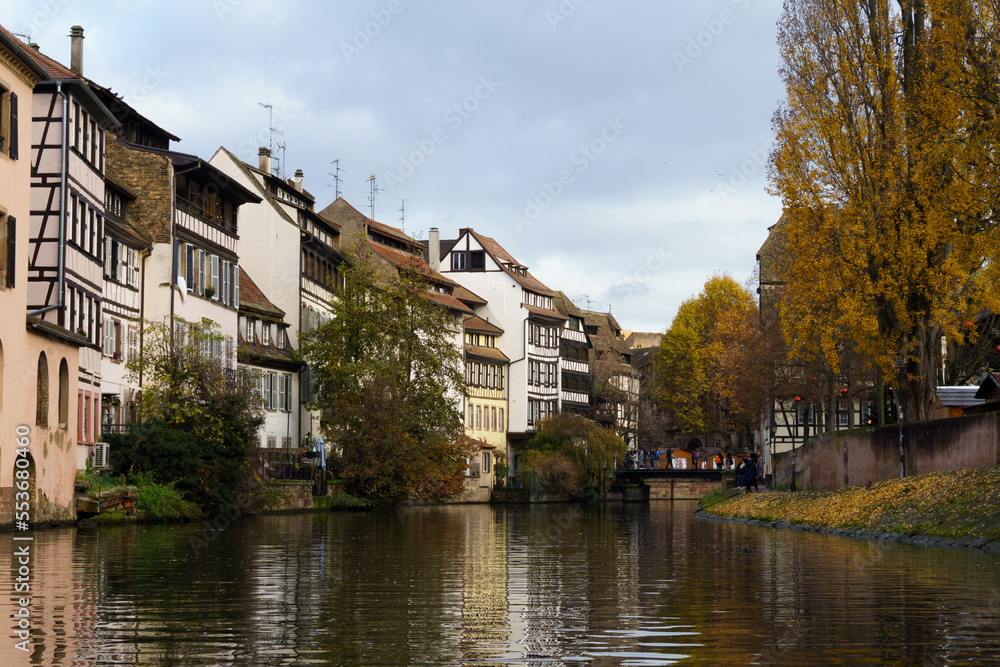 Paisaje del río Rin a su paso por el centro histórico de Estrasburgo