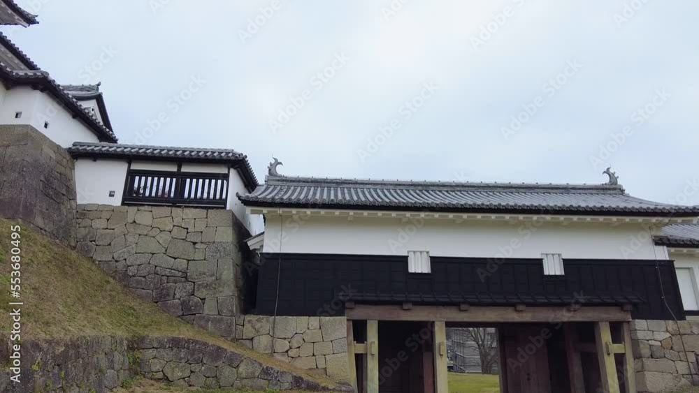 丘陵に建つ復元された白河小峰城跡