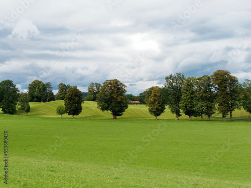 Gmund am Tegernsee am Nordufer des Sees - Wandern zwischen Grüne hügel- und wiesenlandschaft vom Seeglas, Gasse und Niemandsbichl 