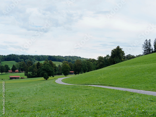 Gmund am Tegernsee - Rundtour Kurstrasse am Nordufer des Tegernsees. Grüne Landschaft, Wiesen, Alm und Hügeln zwischen Seeglas, Gasse, Ostin, Sankt Quirin und Niemandsbichl 