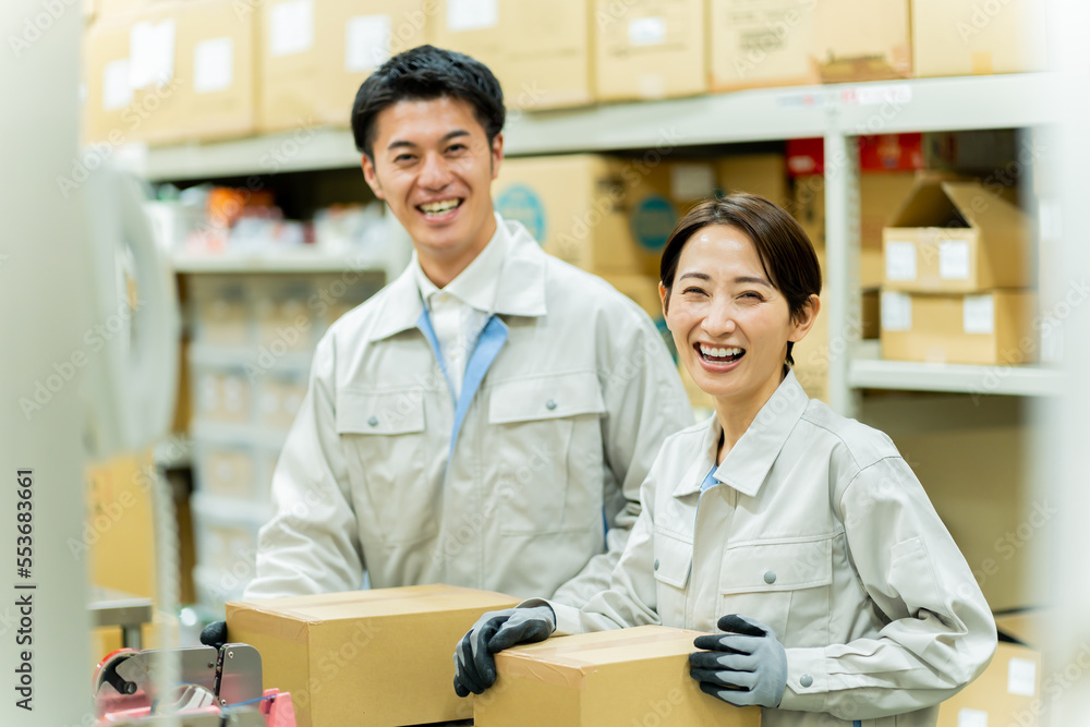 Obraz premium 作業着を着た日本人男女