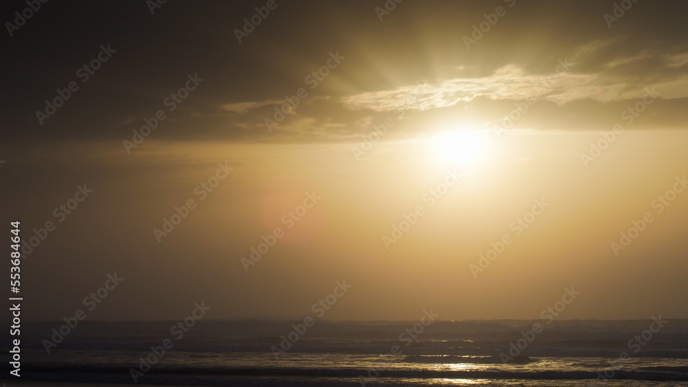 Coucher de soleil flamboyant sur la plage de Moliets-et-Mâa, par temps voilé