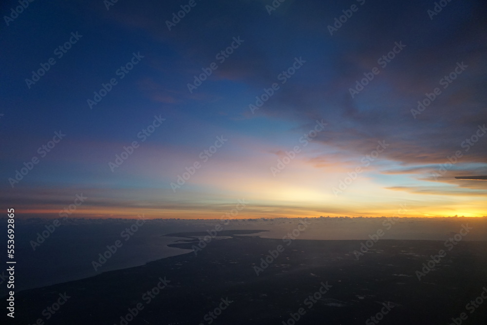 Fototapeta premium skyline view of a plane in the afternoon