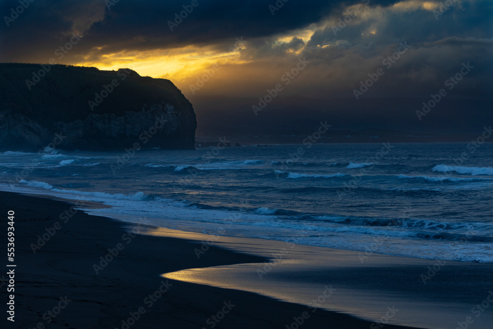 Sonnenuntergang am Sandstrand von Praia de Santa Barbara ,Ribeira Grande, Insel Sao Miguel, Azoren, Portugal, Europa