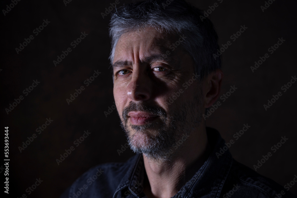 portrait d'un bel homme de 50 ans aux cheveux gris. Il sourit et regarde la caméra. portrait d'un bel homme de 50 ans aux cheveux gris. Il sourit et regarde la caméra.