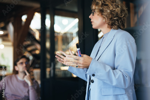 Fotografie Business woman leading a conference meeting