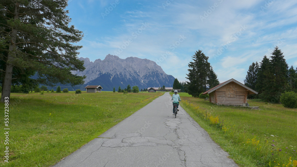 Fahrradfahrerin auf dem Panorama Radweg bei den Buckelwiesen zwischen ...