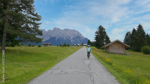 Fahrradfahrerin auf dem Panorama Radweg bei den Buckelwiesen zwischen Krün und Mittenwald 