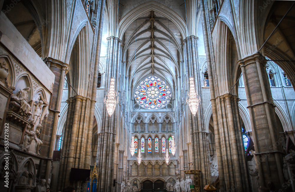 London, UK. North Transept view and Rose Window of the Collegiate Church of Saint Peter at Westminster - obrazy, fototapety, plakaty 