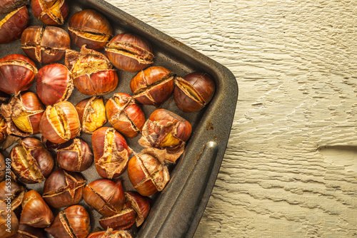 Fotografie Roasted chestnuts in a roastings tin