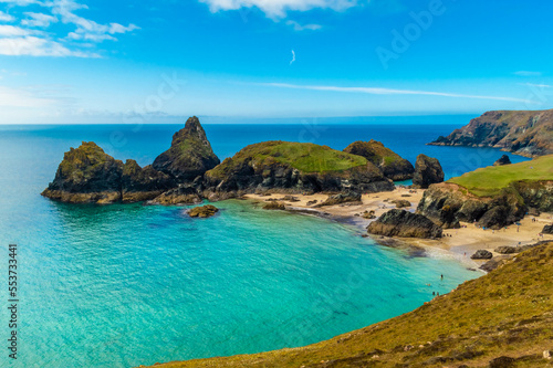 Kynance Cove, England, 25 June 2022 : amazing crystal clear water of Kynance Cove beach in Cornwall © Stefano Zaccaria