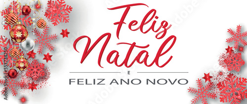 cartão ou banner para desejar um feliz natal e um feliz ano novo em vermelho sobre um fundo branco e em cada lado dos flocos de neve de glitter e bolas de natal de cor vermelha e branca