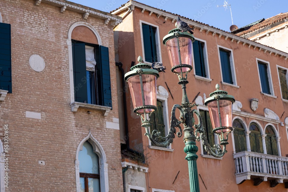 Venedische Architektur der Gebäude mit Straßenlaternen 