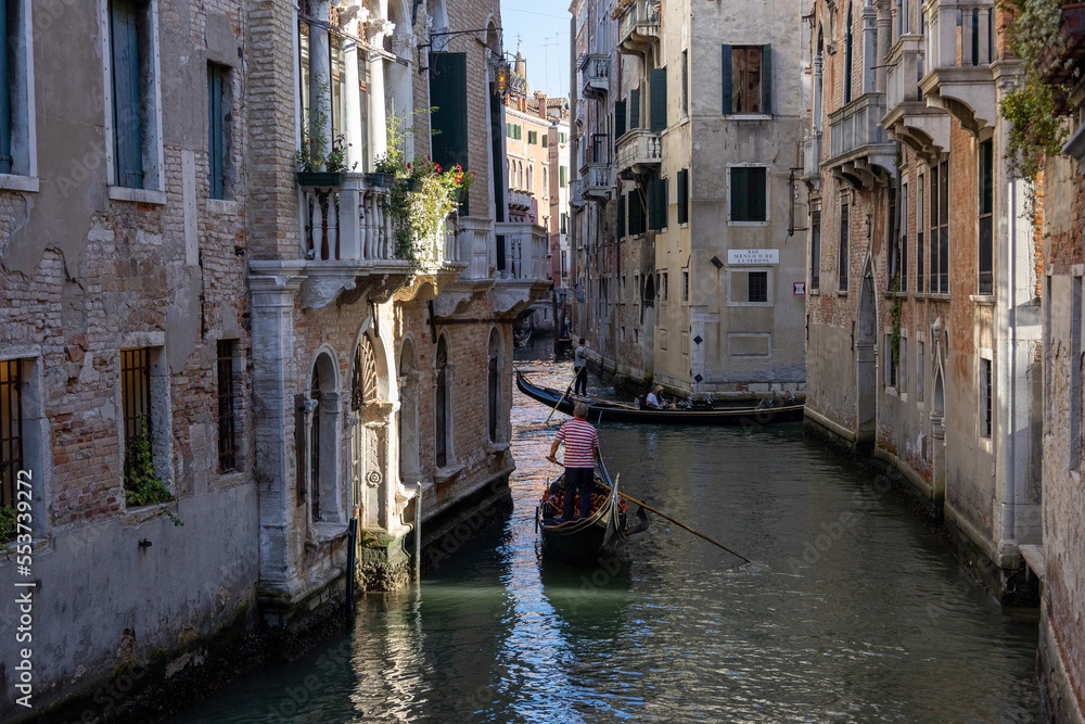 Naklejka premium Kanal in Venedig mit Gondeln 