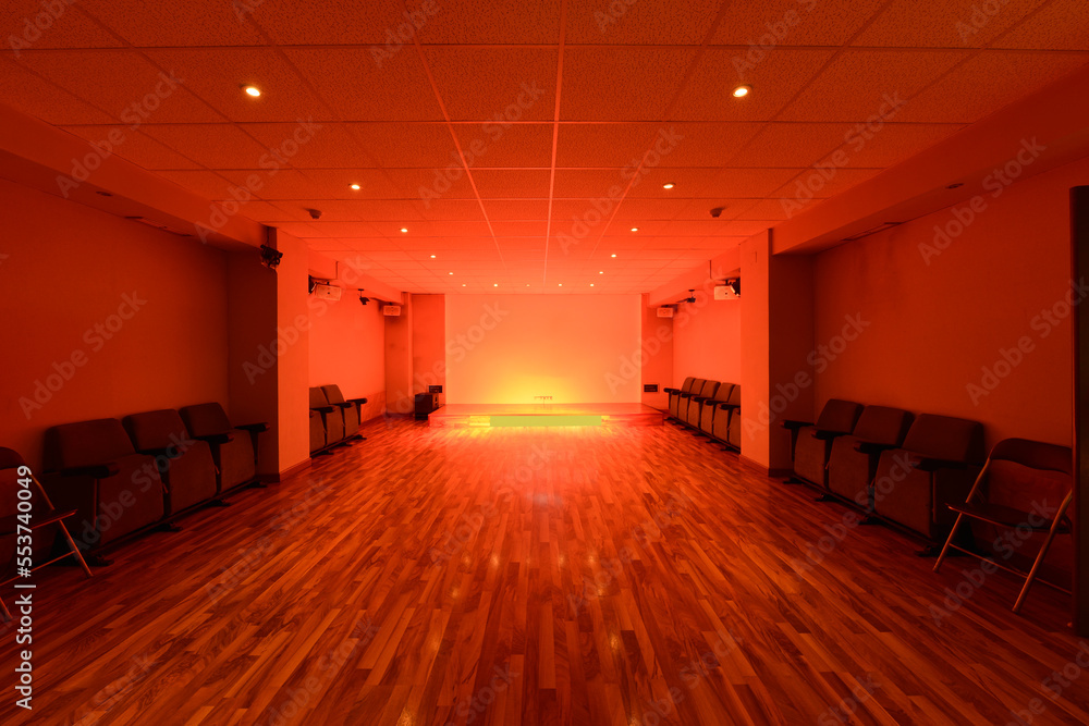 Multitasking room with cinema seats with wooden floors and technical ceilings Multitasking room with cinema seats with wooden floors and technical ceilings