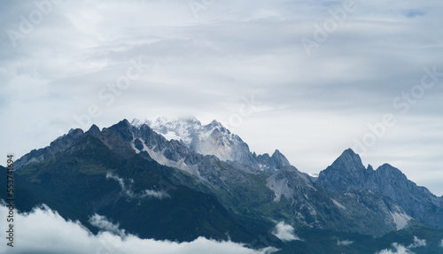 Fototapeta Naklejka Na Ścianę i Meble -  Beautiful landscape of Yulong snow mountain
