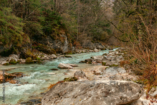 Riacho de cor turquesa que corta a regi  o do Vrsic Pass na Eslov  nia