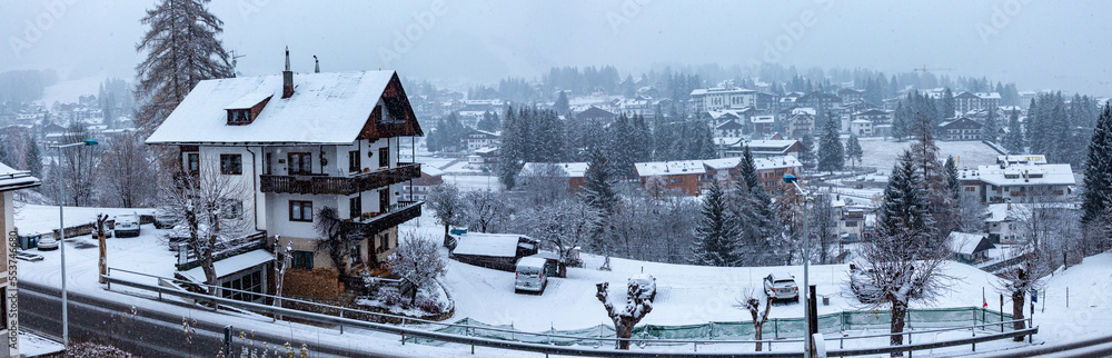Neve caindo no amanhecer da cidade de Cortina d'Ampezzo na região das Dolomitas na Itália