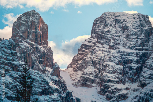 Konstfotografi Uma cadeia de montanhas coberta de neve nas Dolomitas, Alpes Italianos