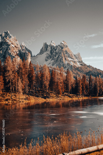 Paisagem de Outono com lago congelado e montanhas dolomitas ao fundo