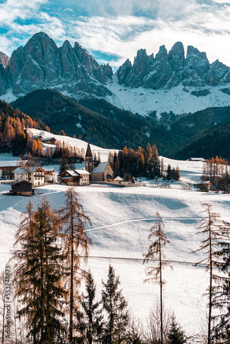 Vista para o vilarejo de Santa Maddalena em Val di Funes na região das Dolomitas na Itália