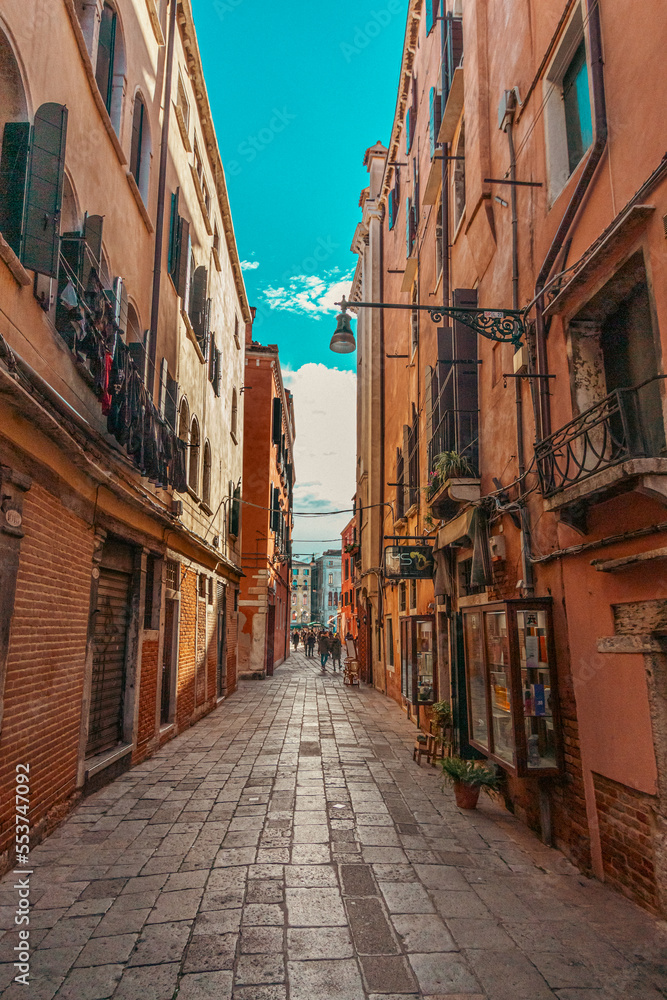 Rua estreita em Veneza na Itália
