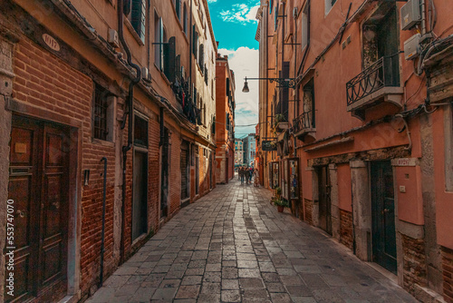 Rua estreita em Veneza na Itália © Adriano