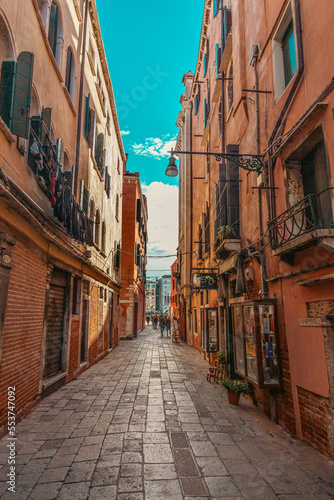 Rua estreita em Veneza na Itália