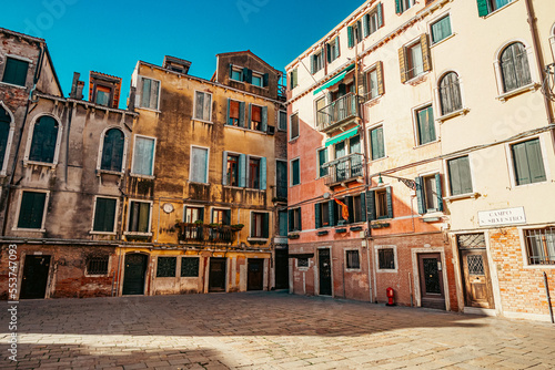 Uma das pequenas praças com prédios antigos de Veneza na Itália photo