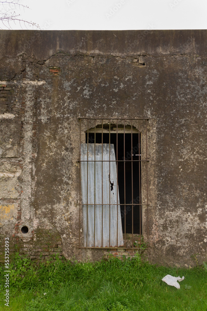 Fototapeta premium old abandoned building