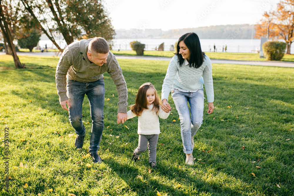 Fototapeta premium Family in green nature together