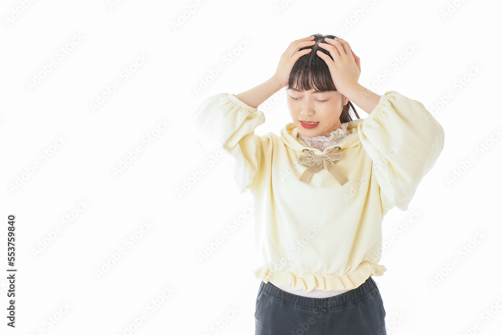頭痛に苦しむ若い女性 頭痛に苦しむ若い女性
