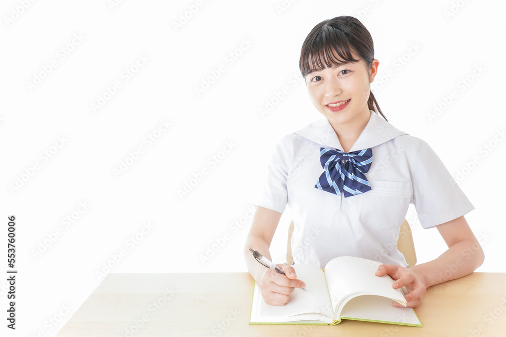 笑顔の若い制服姿の女子学生