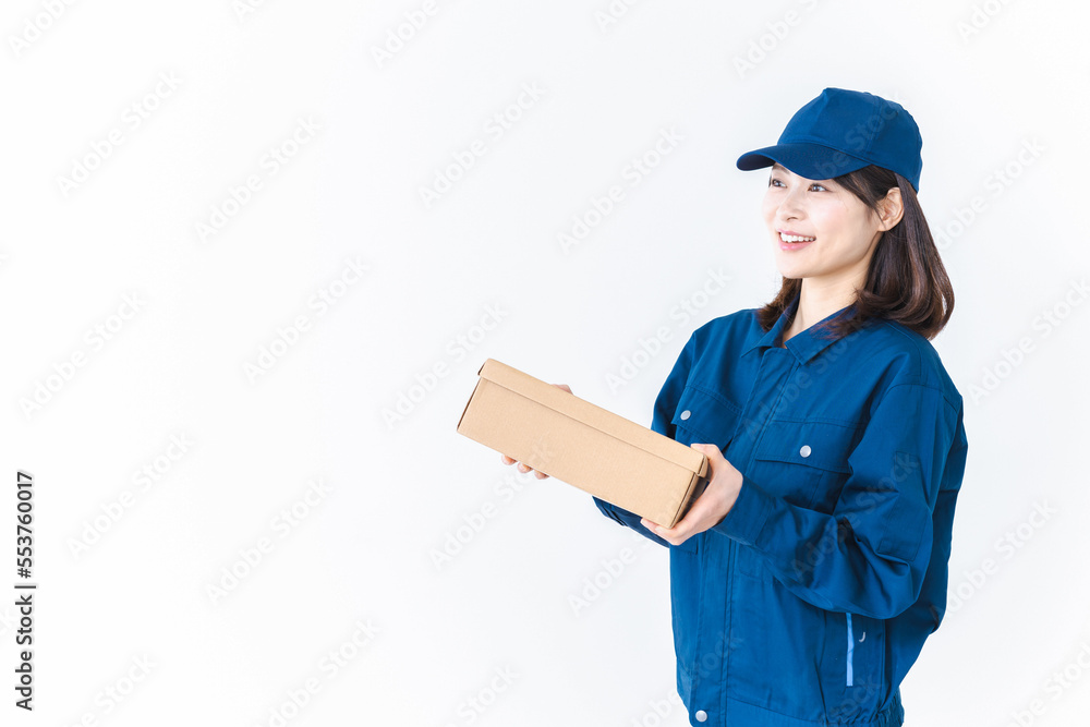 荷物をデリバリーする女性