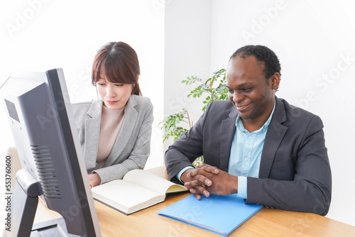 Wallpaper Mural オフィスでパソコンを使う2人のビジネスパーソン Torontodigital.ca