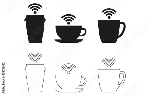 Tazas de café y tazones con señal de wi-fi sobre un fondo blanco liso y aislado. Vista de frente y de cerca. Copy space