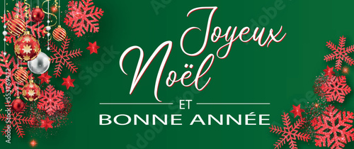 carte ou bandeau pour souhaiter un Joyeux Noël et une Bonne année en blanc sur un fond vert et de chaque coté des flocons de neige des paillettes et boules de Noël de couleur rouge, blanche et argent