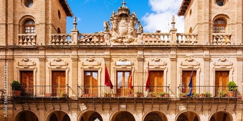 Foto 17th century baroque building, current town hall, with arcades, Tuscan pilasters and shield